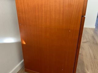 Buffet con piano in legno, tavolo allungabile e sedie