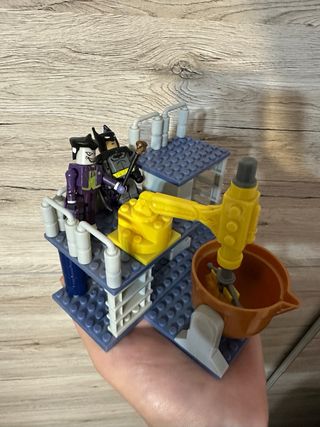 Justice League Battaglia Magazzino Chimico