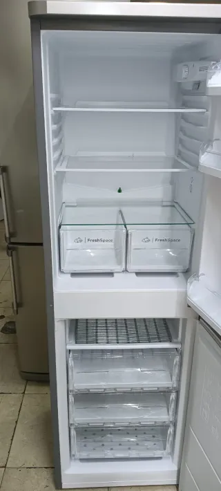 Nevera Indesit plateada FREEZER ENERGÍA A+