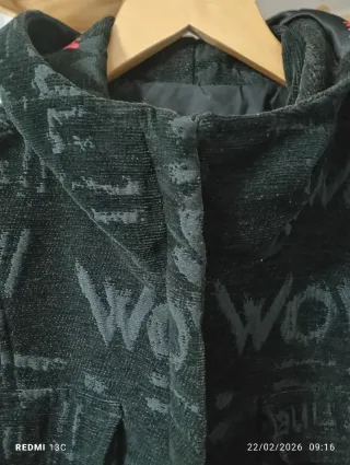 Abrigo Desigual Negro con Capucha