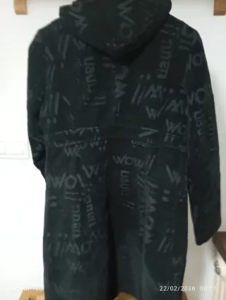 Abrigo Desigual Negro con Capucha