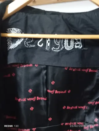 Abrigo Desigual Negro con Capucha