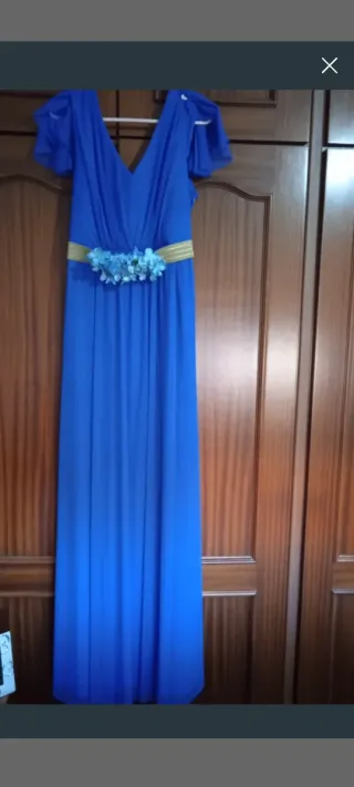 Vestido largo azul con detalles dorados