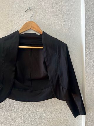 Torera de satén negra