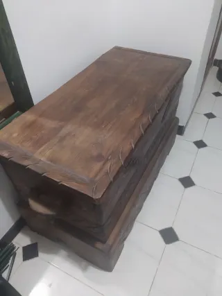 Baúl de pino tallado