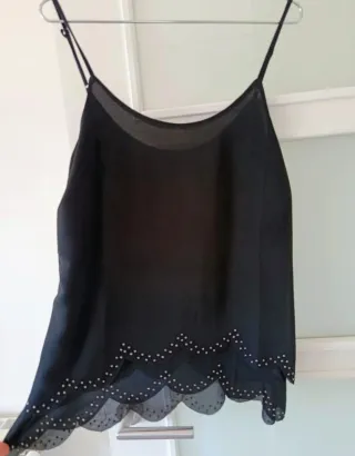 Top Cami Negro con Detalles