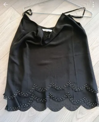 Top Cami Negro con Detalles