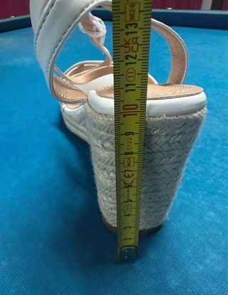 Sandalia verano cuña negra esparto