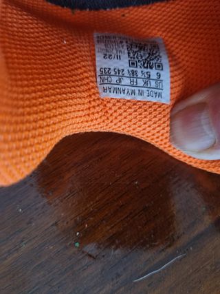 Scarpe da calcio Adidas arancioni e nere