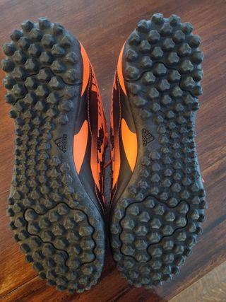 Scarpe da calcio Adidas arancioni e nere