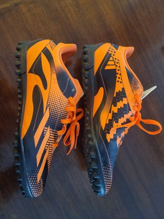 Scarpe da calcio Adidas arancioni e nere