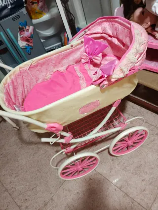 Cochecito de juguete rosa y crema