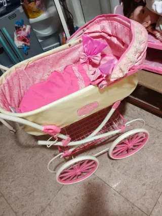 Cochecito de juguete rosa y crema