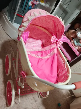 Cochecito de juguete rosa y crema