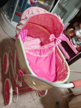 Cochecito de juguete rosa y crema