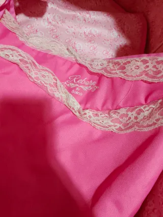 Cochecito de juguete rosa y crema