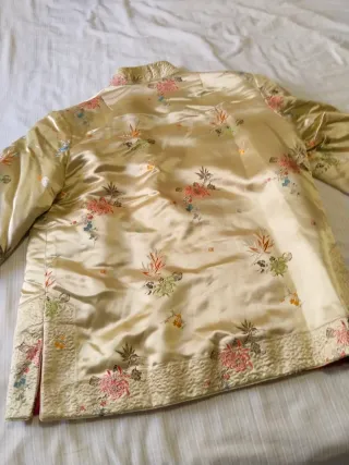 Chaqueta estilo kimono dorada con flores