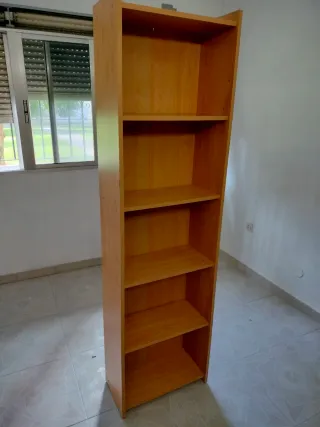 Estantería de madera clara