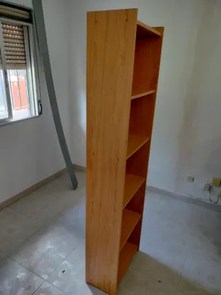 Estantería de madera clara