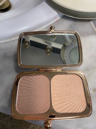 Makeup Revolution Neceser Negro y Dorado