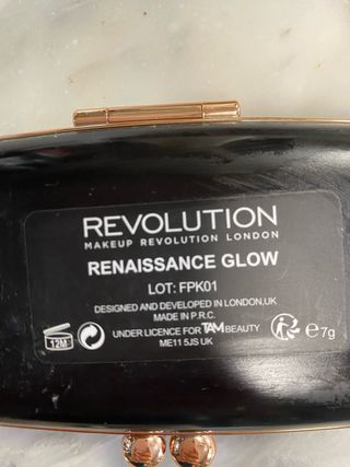 Makeup Revolution Neceser Negro y Dorado