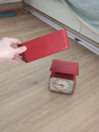 Báscula de cocina antigua roja, vintage, decorativ