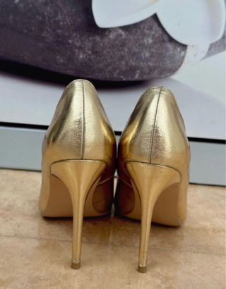 Zapatos de salón dorados