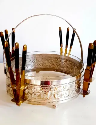 Fuente tarta antigua con cubiertos