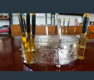 Fuente tarta antigua con cubiertos