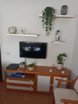 Mueble de salón madera y estanterías