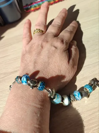 Pulsera adulto con charms, azul y plateada