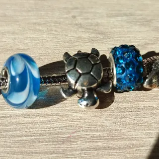 Pulsera adulto con charms, azul y plateada