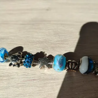 Pulsera adulto con charms, azul y plateada