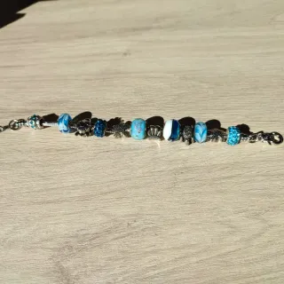 Pulsera adulto con charms, azul y plateada