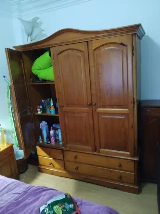 Armario de pino con puertas y cajones