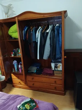 Armario de pino con puertas y cajones