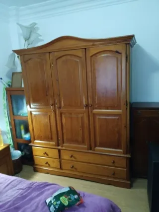 Armario de pino con puertas y cajones