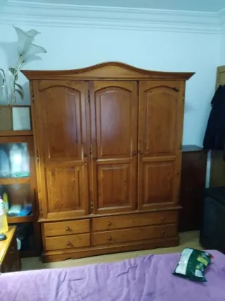 Armario de pino con puertas y cajones