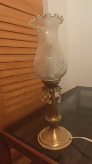 Lámpara de mesa dorada con cristales