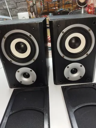 Altavoces negros y plateados 2x25 W