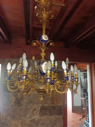 Lámpara de araña antigua dorada y azul