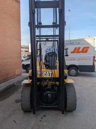 Carretilla Caterpillar DP45K, año 2009