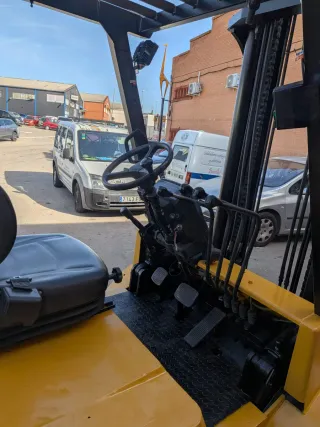 Carretilla Caterpillar DP45K, año 2009