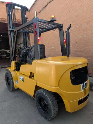 Carretilla Caterpillar DP45K, año 2009