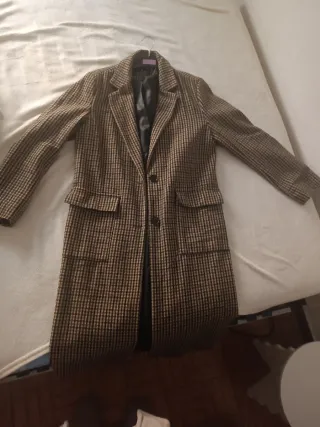 Abrigo largo cuadros beige y marrón