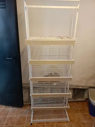 Estantería metálica blanca