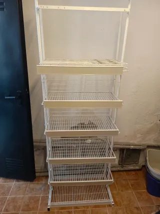 Estantería metálica blanca