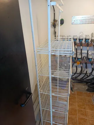 Estantería metálica blanca