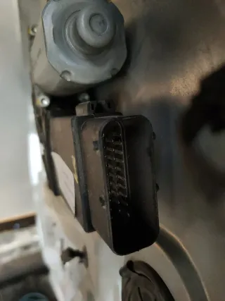 ELEVALUNAS DELANTERO DERECHO SKODA SUPERB