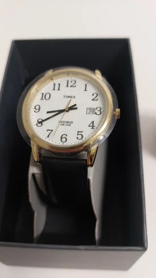Reloj Timex nuevo, blanco y dorado, correa de piel